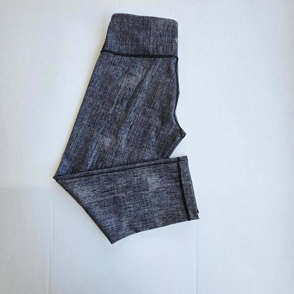 Women's Gray Textured Activewear Leggings - Picture 6 of 8